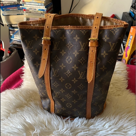 Louis Vuitton Handbags - ❤️1 HOUR SALE❤️ Louis Vuitton bucket GM